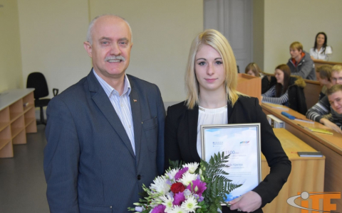 2. kursa studente A. Kļaviņa saņem Exigen Services Latvia stipendiju